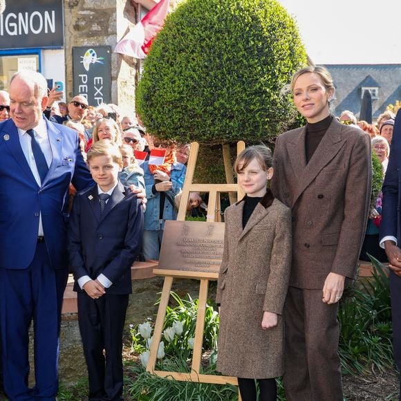Le prince Albert II de Monaco, Le prince Jacques de Monaco, marquis des Baux, La princesse Gabriella de Monaco, comtesse de Carladès, La princesse Charlène de Monaco, et Jean-René Carfantan, maire de Matignon, lors d'une visite à Matignon le 9 avril 2025. © Dominique Jacovides / Bestimage