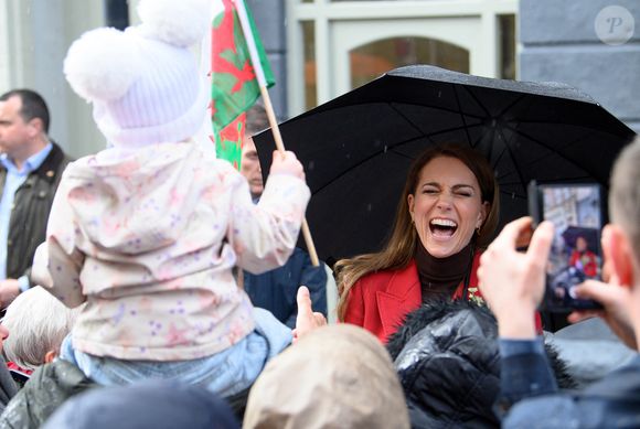 Catherine (Kate) Middleton, princesse de Galles, éclate de rire à la sortie du marché de Pontypridd, accompagnée du prince William, prince de Galles, le 26 février 2025. 
GOFF INF / BESTIMAGE