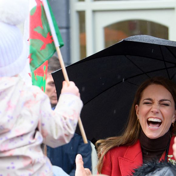 Catherine (Kate) Middleton, princesse de Galles, éclate de rire à la sortie du marché de Pontypridd, accompagnée du prince William, prince de Galles, le 26 février 2025. 
GOFF INF / BESTIMAGE
