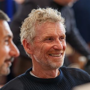 "J'aime fuir le monde, je suis tellement bien ici, au calme", déclare-t-il pour nos confrères.

Denis Brogniart à la Hall Georges Brassens de Brive-la-Gaillarde pour la 43ème Foire du livre de Brive, le 7 novembre 2025. ©Jean-Marc LHOMER/Bestimage.