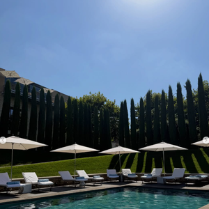 Pour cet événement d'une vie, pas question de choisir un lieu au hasard. C'est à la Villa La Coste, un établissement situé au Puy-Sainte-Réparade, tout près d'Aix-en-Provence, que la joyeuse bande a posé ses valises. Ce fabuleux domaine, qui s'étend sur plus de 600 hectares.

EVJF de Thylane Blondeau