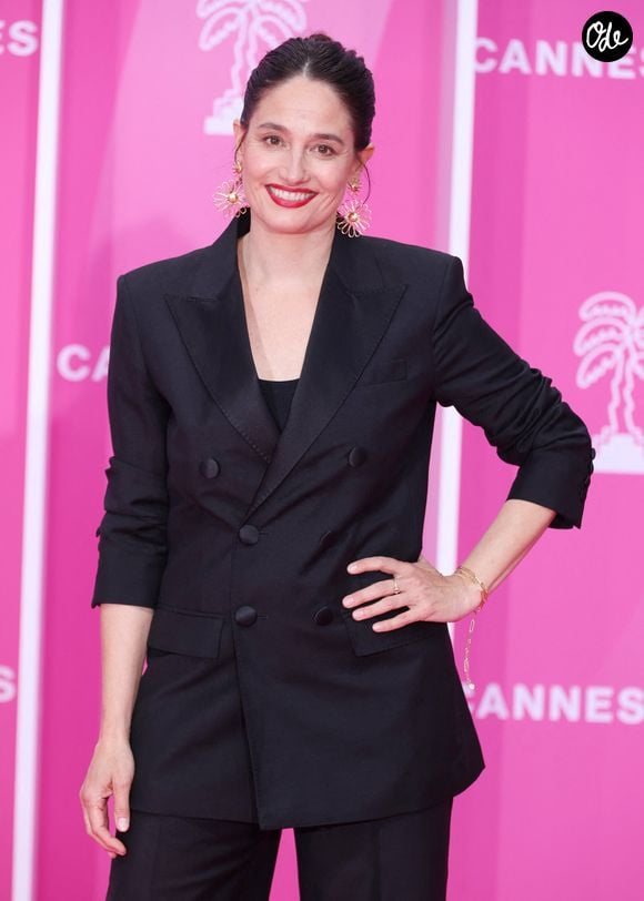Marie Gillain sur le pink carpet lors du festival Canneseries saison 8 au palais des festivals à Cannes le 26 avril 2025. © Denis Guignebourg / Bestimage