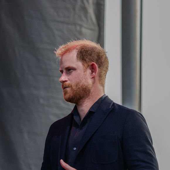 Le prince Harry, duc de Sussex lorsqu'il monte sur la scène du One805 Live Concert dans la propriété de la star Costner au bord de l'océan de Santa Barbara à Summerland, en Californie, où Harry s'apprête à remettre le prix ''Heart of the Community'' (cœur de la communauté). One805.org est une collecte de fonds de plusieurs millions de dollars en faveur de la santé mentale des premiers intervenants du comté de Santa Barbara, le 20 septembre 2025, à Santa Barbara, Californie, États-Unis. Photo by Amy Katz/ZUMA Press Wire/ABACAPRESS.COM