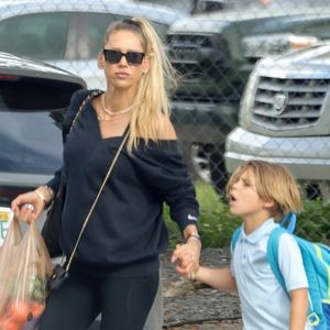 La joueuse de tennis Anna Kournikova a été aperçue à Miami, le ventre déjà légèrement arrondi, en compagnie de son fils Nicholas. @ Backgrid USA / Bestimage