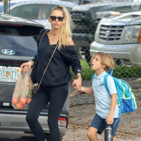 La joueuse de tennis Anna Kournikova a été aperçue à Miami, le ventre déjà légèrement arrondi, en compagnie de son fils Nicholas. @ Backgrid USA / Bestimage