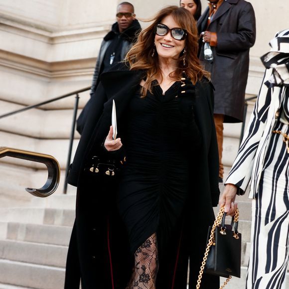 Carla Bruni au défilé Schiaparelli "Collection Haute Couture Printemps/Eté 2025" lors de la Fashion Week de Paris (PFW) au Petit Palais le 27 janvier 2025. © Christophe Clovis / Bestimage