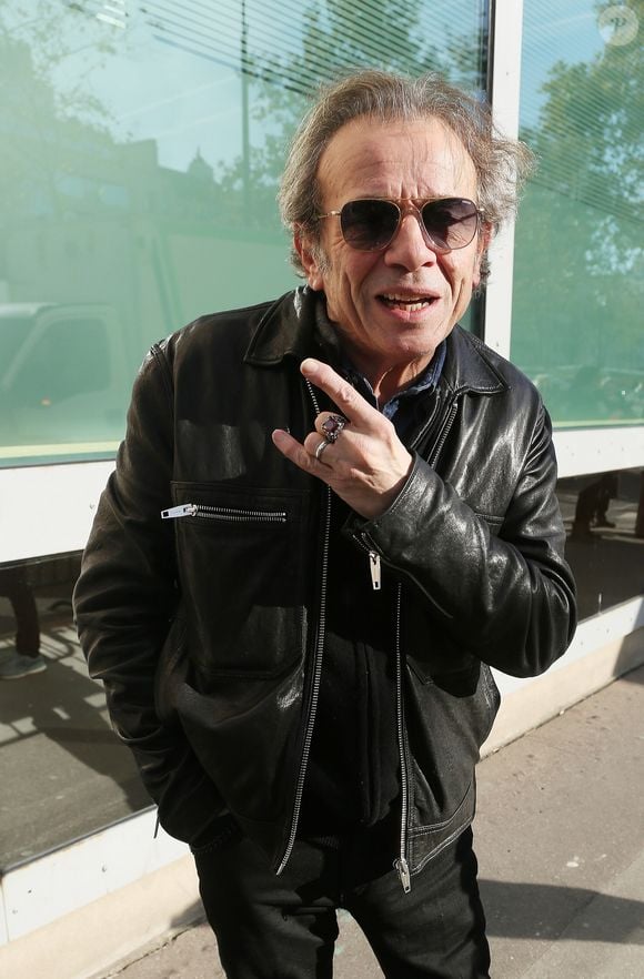 Philippe Manœuvre quitte les studios de RTL à Paris, le 20 novembre 2019.
© Jonathan Rebboah / Panoramic / Bestimage