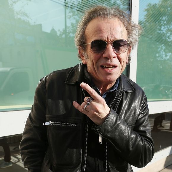 Philippe Manœuvre quitte les studios de RTL à Paris, le 20 novembre 2019.
© Jonathan Rebboah / Panoramic / Bestimage