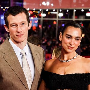La superstar de la pop Dua Lipa a dit "oui" pour la deuxième fois à l'acteur britannique Callum Turner dans un domaine historique en Italie

Dua Lipa et sa fiancée  Callum Turner à la première du film "Rosebush Pruning" lors de la 76ème édition du festival international du film de Berlin (La Berlinale 2026)