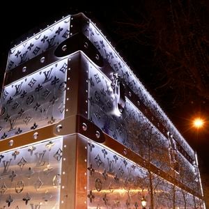 Louis Vuitton va ouvrir son hôtel de luxe de 6000 m2 sur les Champs Elysées !  Situé au 103 avenue des Champs-Elysées à Paris, ce bâtiment incroyable se situera juste en face du célèbre flagship de Louis Vuitton.
 Jack Tribeca/Bestimage