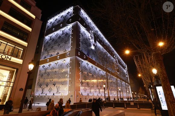 Louis Vuitton va ouvrir son hôtel de luxe de 6000 m2 sur les Champs Elysées !  Situé au 103 avenue des Champs-Elysées à Paris, ce bâtiment incroyable se situera juste en face du célèbre flagship de Louis Vuitton.
 Jack Tribeca/Bestimage