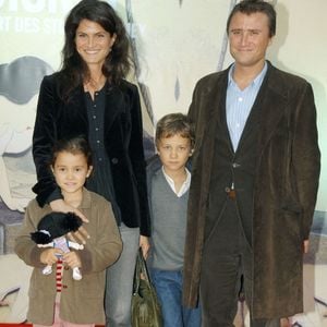Avec sa précédente femme, Juliette, il était resté 30 ans en ménage. Son déménagement de Paris pour Sète aurait joué dans la séparation...
L'acteur français Alexandre Brasseur, accompagné de son ex-femme Juliette et de leurs enfants, assiste au vernissage de l'exposition "Il était une fois Walt Disney" organisée au Grand Palais, à Paris, en France, le 26 septembre 2006. Photo de Nicolas Gouhier/Abaca