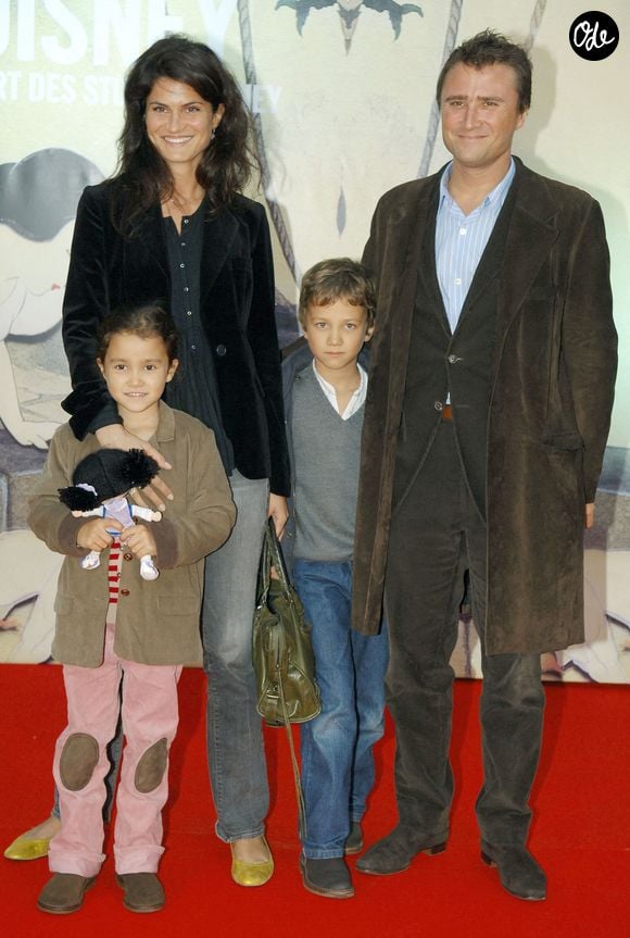 Avec sa précédente femme, Juliette, il était resté 30 ans en ménage. Son déménagement de Paris pour Sète aurait joué dans la séparation...

L'acteur français Alexandre Brasseur, accompagné de son ex-femme  Juliette et de leurs enfants, assiste au vernissage de l'exposition "Il était une fois Walt Disney" organisée au Grand Palais, à Paris, en France, le 26 septembre 2006. Photo de Nicolas Gouhier/Abaca