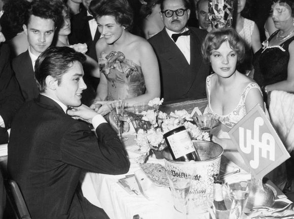 Alain Delon et Romy Schneider deviennent alors le couple le plus glamour du cinéma français et leur histoire passionne le public comme les médias. 

Alain Delon et Romy Schneider lors d'un bal de cinéma au Munichs German Theater le 25 janvier 1959 - Munich, Allemagne. © Keystone USA Collection / Bestimage