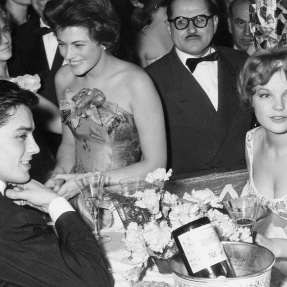 Alain Delon et Romy Schneider deviennent alors le couple le plus glamour du cinéma français et leur histoire passionne le public comme les médias. 

Alain Delon et Romy Schneider lors d'un bal de cinéma au Munichs German Theater le 25 janvier 1959 - Munich, Allemagne. © Keystone USA Collection / Bestimage