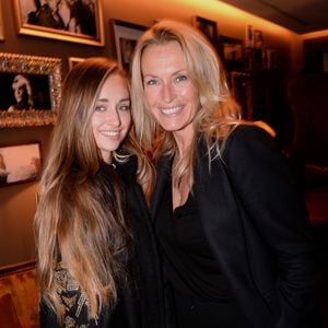 Estelle Lefébure et sa fille Emma Smet lors de la soirée d'inauguration de l'Hôtel Fouquet's Barrière à Paris le 14 septembre 2017.
© Rachid Bellak/Bestimage
