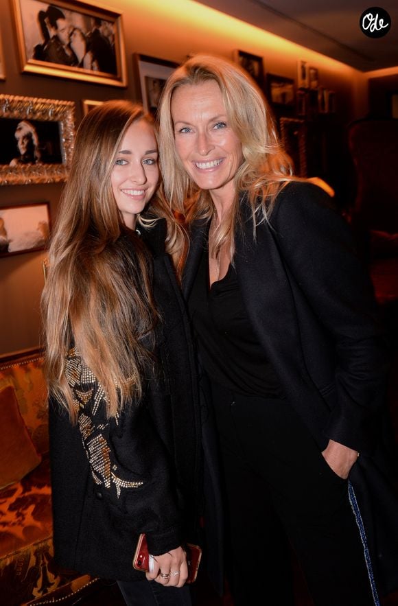 Estelle Lefébure et sa fille Emma Smet lors de la soirée d'inauguration de l'Hôtel Fouquet's Barrière à Paris le 14 septembre 2017. 

© Rachid Bellak/Bestimage