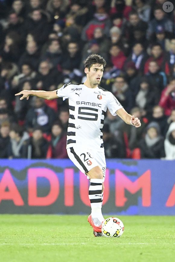 Yoann Gourcuff - Karine Ferri encourage son compagnon Yoann Gourcuff lors du match Psg-Rennes au Parc des Princes à Paris le 6 novembre 2016.  (victoire 4-0 du Psg)  © Pierre Perusseau/Bestimage