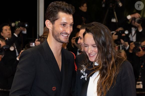 Pierre Niney et Anaïs Demoustier (enceinte) - Descente des marches du film « Le comte de Monte-Cristo » lors du 77ème Festival International du Film de Cannes, au Palais des Festivals à Cannes. Le 22 mai 2024
© Olivier Borde / Bestimage