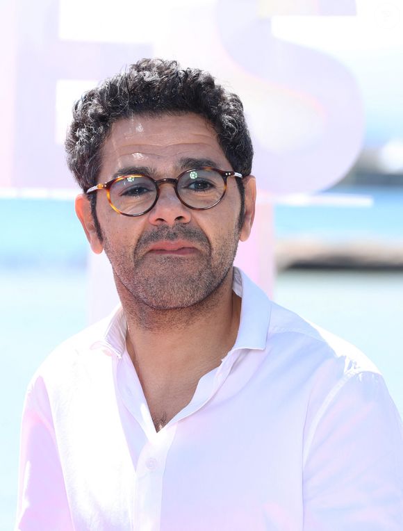 Jamel Debbouze et Ramzy Bedia   lors du photocall de la série ''Terminal'  sur la plage du Majestic lors de la 7ème saison de 'CanneSeries' à Cannes le 6 Avril 2024. © Denis Guignebourg/BestImage