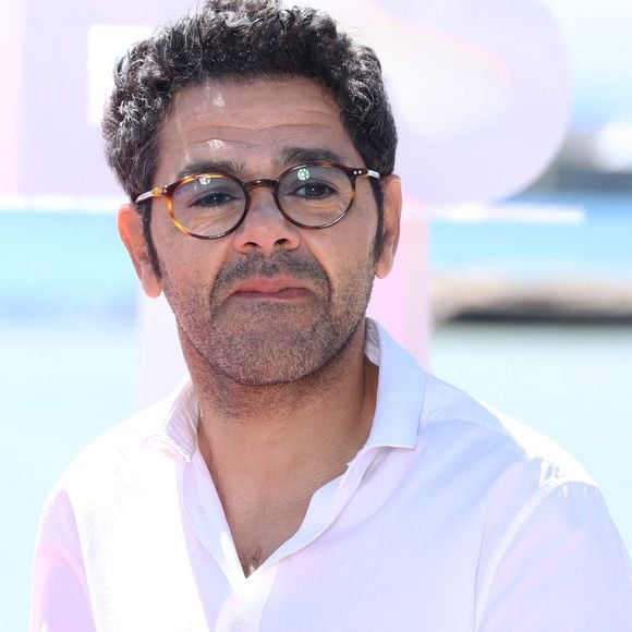 Jamel Debbouze et Ramzy Bedia   lors du photocall de la série ''Terminal'  sur la plage du Majestic lors de la 7ème saison de 'CanneSeries' à Cannes le 6 Avril 2024. © Denis Guignebourg/BestImage