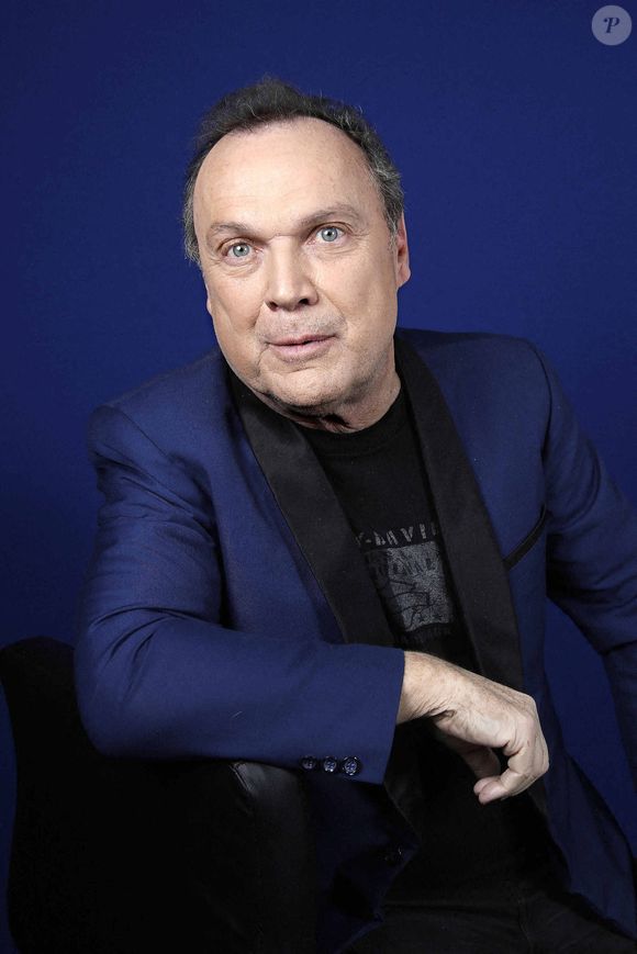 Julien Lepers pose lors d'une séance de portrait à Paris, France, février 2022. Photo par VIM/ABACAPRESS.COM