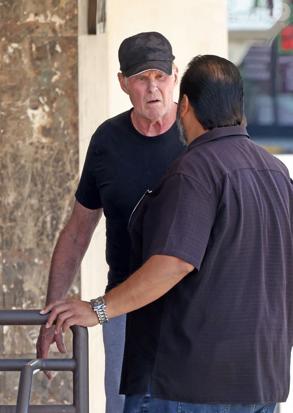 Très marqué par la disparition de la mère de ses deux filles, on ne sait pas encore s'il aura un rôle dans le reboot de la série emblématique des années 80
David Hasselhoff en train de se rendre à une réunion à Los Angeles Backgrid USA / Bestimage







David a également fait savoir ce que sa femme Haley Roberts est dans son contact téléphonique : "Wife For Life" (Femme pour la vie).



En photo : David Hasslehoff