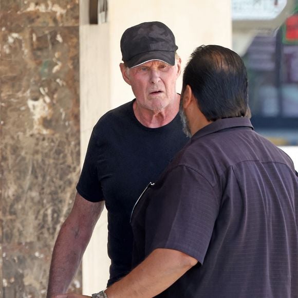 Très marqué par la disparition de la mère de ses deux filles, on ne sait pas encore s'il aura un rôle dans le reboot de la série emblématique des années 80
David Hasselhoff en train de se rendre à une réunion à Los Angeles Backgrid USA / Bestimage







David a également fait savoir ce que sa femme Haley Roberts est dans son contact téléphonique : "Wife For Life" (Femme pour la vie).



En photo : David Hasslehoff