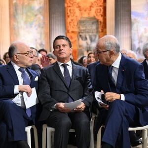 La maire de Paris Anne Hidalgo, l'ancien Premier ministre français Bernard Cazeneuve, le ministre français de l'Outre-mer sortant Manuel Valls et Laurent Fabius lors de la cérémonie d'intronisation de Robert Badinter, ancien ministre de la Justice, au Panthéon à Paris, France, le 9 octobre 2025. Photo par Eliot Blondet/ABACAPRESS.COM