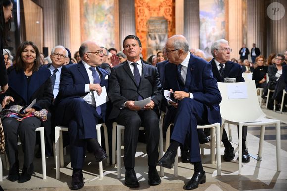 La maire de Paris Anne Hidalgo, l'ancien Premier ministre français Bernard Cazeneuve, le ministre français de l'Outre-mer sortant Manuel Valls et Laurent Fabius lors de la cérémonie d'intronisation de Robert Badinter, ancien ministre de la Justice, au Panthéon à Paris, France, le 9 octobre 2025. Photo par Eliot Blondet/ABACAPRESS.COM