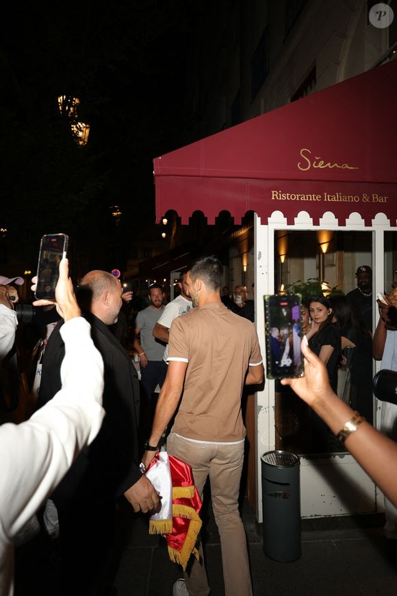 Paris, FRANCE - Le joueur de tennis Novak Djokovic a été vu arrivant au restaurant de Sienne, affichant fièrement sa médaille d’or aux Jeux olympiques de 2024. L’athlète a profité d’un repas de célébration suite à sa récente victoire.
Backgrid USA / Bestimage