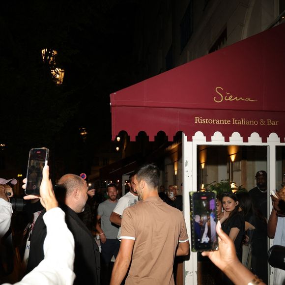 Paris, FRANCE - Le joueur de tennis Novak Djokovic a été vu arrivant au restaurant de Sienne, affichant fièrement sa médaille d’or aux Jeux olympiques de 2024. L’athlète a profité d’un repas de célébration suite à sa récente victoire.
Backgrid USA / Bestimage