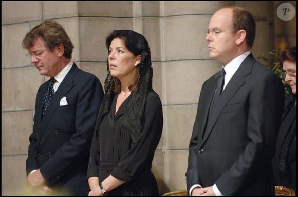 Selon le média espagnol "Vanitatis", qui a publié un article à ce propos le 4 avril 2025, le célèbre prince serait en effet hospitalisé à Madrid depuis le 3 avril 2025. 

Le prince Albert II de Monaco, la princesse Caroline de Hanovre et le prince Ernst Auguste Hanovre lors de la messe commémorative du premier anniversaire de la mort de la Prince Rainier de Monaco, en 2006. POOL / BESTIMAGE