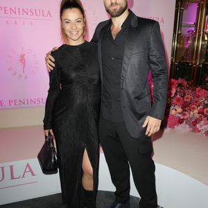 Denitsa Ikonomova (enceinte) et son compagnon François Alu - Photocall du 5ème gala de charité de l'association "Les Bonnes Fées" à l'occasion de la campagne mondiale "Octobre Rose" à l'hôtel Peninsula, Paris le 3 octobre 2024. © Coadic Guirec/Bestimage