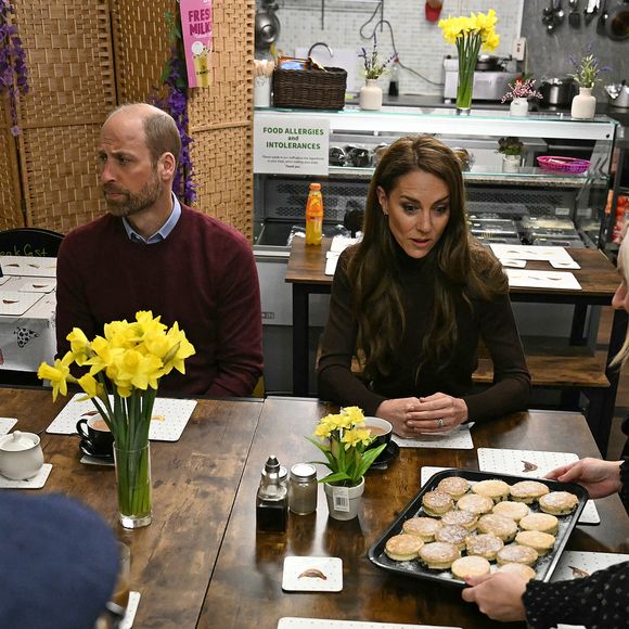Le prince William, prince de Galles, et Catherine (Kate) Middleton, princesse de Galles, préparent des gâteaux gallois au Welsh Cake Shop à Pontypridd, le 26 février 2025. 
Julien Burton / Bestimage