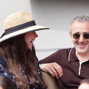 Elie Semoun et sa compagne (enceinte) dans les tribunes lors des Internationaux de France de Tennis de Roland Garros 2025. Paris, le 1er Juin 2025. © Dominique Jacovides/Bestimage