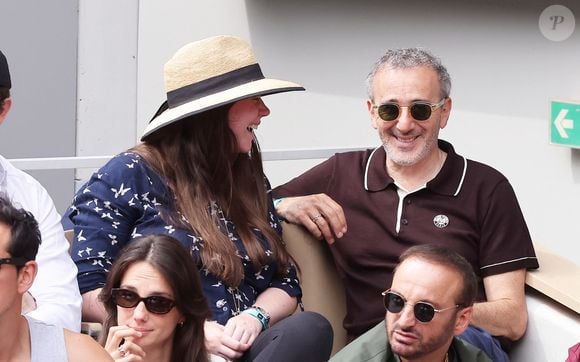 Elie Semoun et sa compagne (enceinte) dans les tribunes lors des Internationaux de France de Tennis de Roland Garros 2025. Paris, le 1er Juin 2025. © Dominique Jacovides/Bestimage