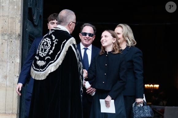 Exclusif - Victoria Brynner ( fille de Doris) sa fille et son mari à la sortie de la messe hommage à Doris Brynner en l'église Saint-Philippe-du-Roule à Paris le 4 juin 2025.

© Christophe Clovis / Bestimage