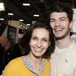 Adeline Blondieau avec son fils Aïtor - Salon du livre de Paris porte de Versailles le 14 mars 2019. © Cédric Perrin/Bestimage