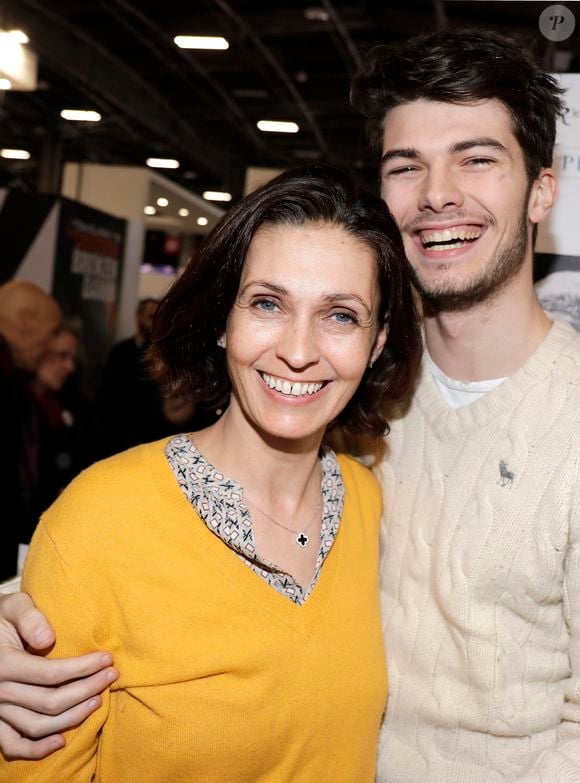 Adeline Blondieau avec son fils Aïtor - Salon du livre de Paris porte de Versailles le 14 mars 2019. © Cédric Perrin/Bestimage