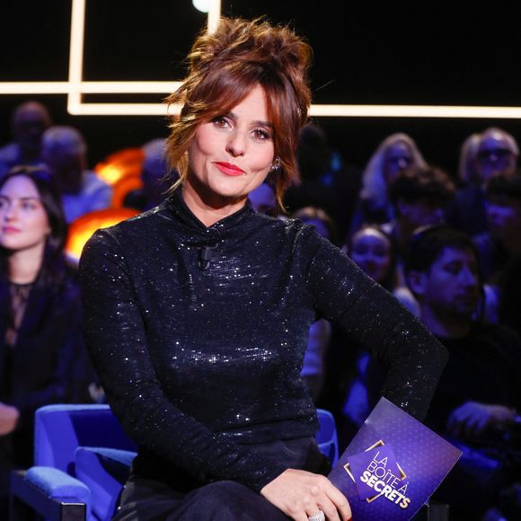 "Nos confrères de Voici ont annoncé cét été votre séparation avec votre époux avec Maxime Chattam. Que pouvez-vous dire sur le sujet ?", lui est-il demandé

Exclusif - Faustine Bollaert - Backstage - Enregistrement de l'émission "La Boîte à secrets", au Studio du Lendit, présentée par F.Bollaert et diffusée le 17 janvier sur France 3. Le 17 décembre 2024
© Christophe Clovis / Bestimage