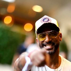 Le rappeur avait déjà marqué les esprits en 2018 dans The Island Célébrités, en refusant de manger des produits d’origine animale.
Stomy Bugsy dans les tribunes lors des Internationaux de France de Tennis de Roland Garros 2026. Paris, le 28 mai 2026. © Jacovides- Moreau / Bestimage