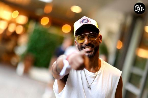 Le rappeur avait déjà marqué les esprits en 2018 dans The Island Célébrités, en refusant de manger des produits d’origine animale.

Stomy Bugsy dans les tribunes lors des Internationaux de France de Tennis de Roland Garros 2026. Paris, le 28 mai 2026. © Jacovides- Moreau / Bestimage