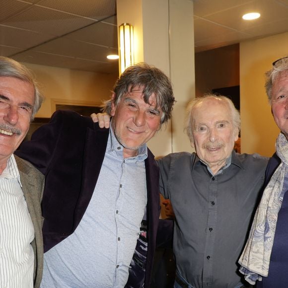 Bernard Menez, Tex, Popeck et Patrick Adler - Anniversaire surprise de Popeck à l'occasion de ses 90 ans sur la scène du théâtre de Passy à Paris le 18 mai 2025. © Coadic Guirec/Bestimage