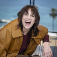 À 54 ans, Charlotte Gainsbourg a piqué le secret de jeunesse des Japonaises : "J’hydrate ma peau avec des bains de..."