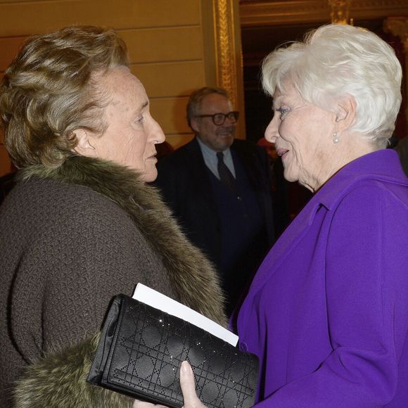 “Bernadette et Jacques ont toujours été ma famille de cœur, des liens de 50 ans nous unissent. Bernadette était une femme de courage et de conviction qui a porté très haut la fonction de première dame, elle est à jamais liée à l’Histoire de notre pays", a-t-elle poursuivi...

Bernadette Chirac et Line Renaud - Francois Hollande a eleve la chanteuse et actrice Line Renaud au rang de grand officier de la Legion d'honneur lors d'une ceremonie au palais de l'Elysee a Paris le 21 novembre 2013. - AGENCE / BESTIMAGE