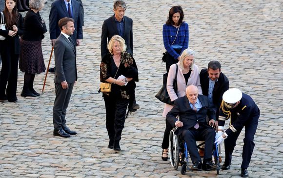 Le président Emmanuel Macron, Marina Carrère d'Encausse, Nathalie Carrère, Louis Edouard Carrère lors de l'hommage à Hélène Carrère d’Encausse aux Invalides à Paris le 3 octobre 2023.

© Dominique Jacovides / Bestimage