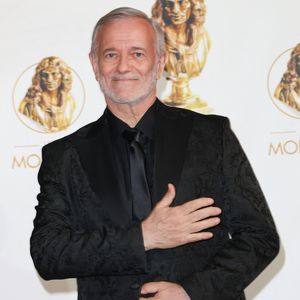 Le principe est simple : sept personnalités doivent résoudre une enquête après qu'un (faux) meurtre se soit produit.

Francis Huster (Molière d'honneur) - 35ème cérémonie des Molières aux Folies Bergère à Paris le 6 mai 2024. © Coadic Guirec / Bestimage