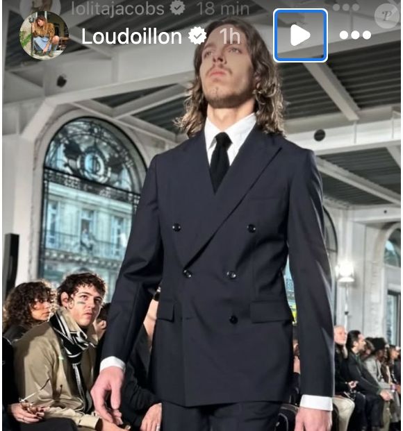 Après avoir partagé via sa story Instagram une photo de son fiston prise depuis les backstages, Lou Doillon a posté une autre image de lui sur le catwalk. 

(Capture d'écran - 2025 - Instagram - Marlowe, le fils aîné de Lou Doillon).
