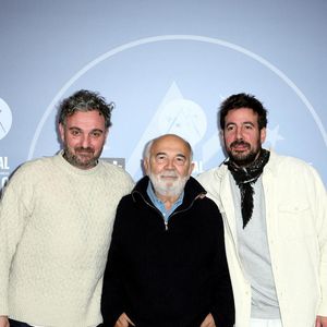Edouard Pluvieux, Gérard Jugnot et Maxime Gasteuil pour le film " Y a pas de réseau " - Photocall lors de la 28ème édition du festival International du Film de Comédie à l'Alpe d'Huez le 14 janvier 2025. © Dominique Jacovides/Bestimage